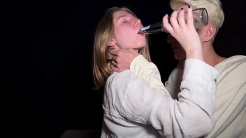 Depois de umas bebidas rolou sexo com a namorada peituda do meu amigo em uma festa e a fiz a putinha esguichar com sua buceta gulosa por pica